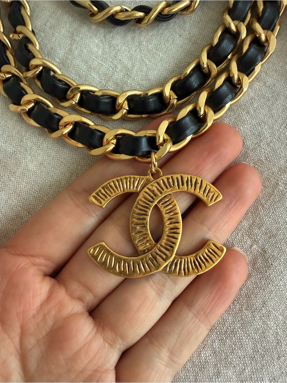 🖤CHANEL Black and Gold Leather-Interwoven Chain Belt with CC Motifs💛 - Picture 4 of 14